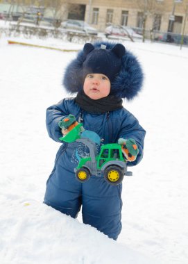 Küçük Timosha oyun oynuyor.