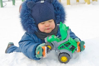 Küçük Timosha oyun oynuyor.