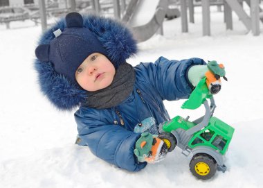 Küçük Timosha oyun oynuyor.