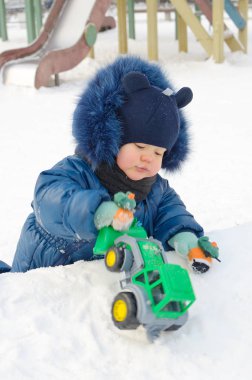 Küçük Timosha oyun oynuyor.