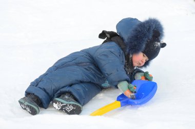 Küçük Timosha oyun oynuyor.