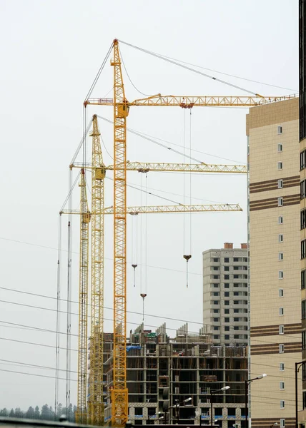 Guindastes torre sobre a construção . — Fotografia de Stock