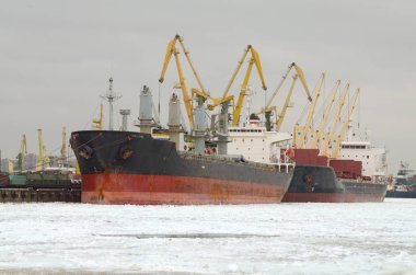 Kargo limanında doğal peyzaj.