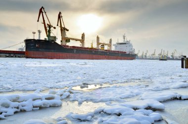 Kargo limanında doğal peyzaj.