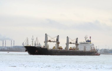 Büyük bir gemi kargo ile.