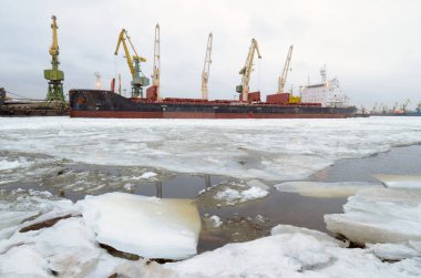 Kargo limanında doğal peyzaj.