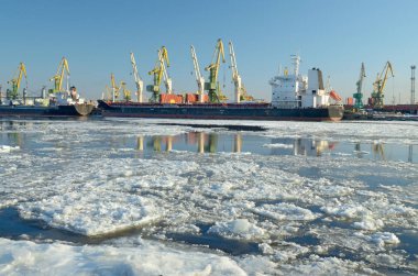 Kargo limanında doğal peyzaj.