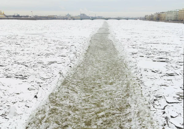 Path on the ice from the ship. — Stock Photo, Image
