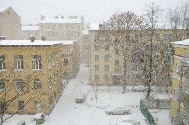 Sokaklarda karlı kış.