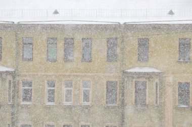 Sokaklarda karlı kış.