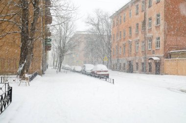 Sokaklarda karlı kış.