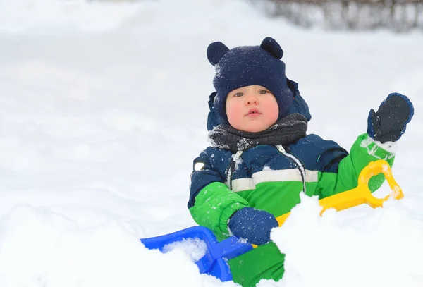 子は通りを歩くのためにかかった. — ストック写真