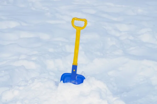 Schop voor reiniging van sneeuw. — Stockfoto