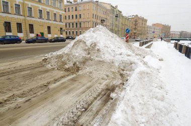 Şehirdeki karların temizlenmesi.