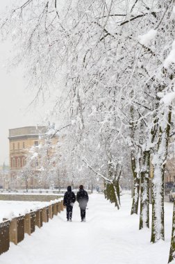 Kentin sokaklarında kar kış.