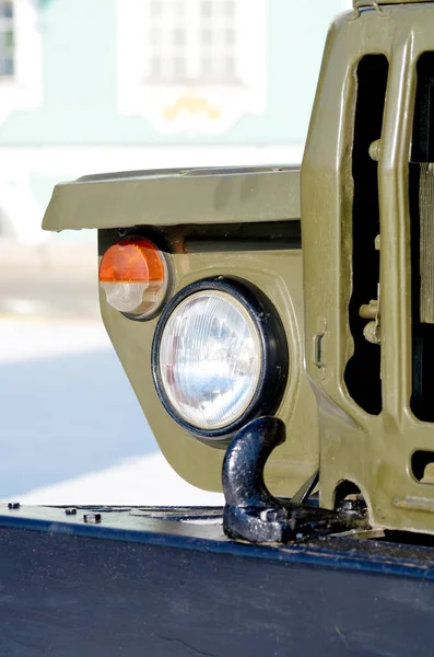 Um farol em um caminhão militar . — Fotografia de Stock
