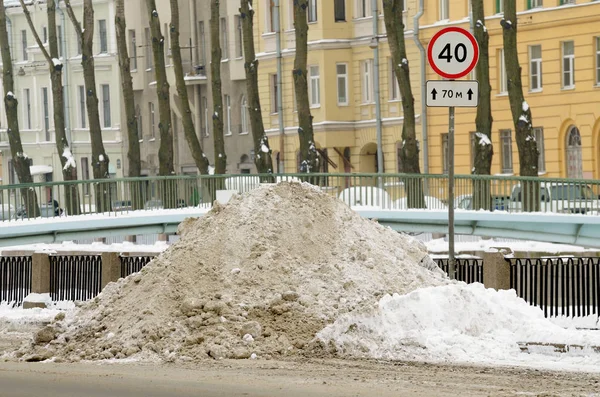 Remoción de nieve en la ciudad. —  Fotos de Stock