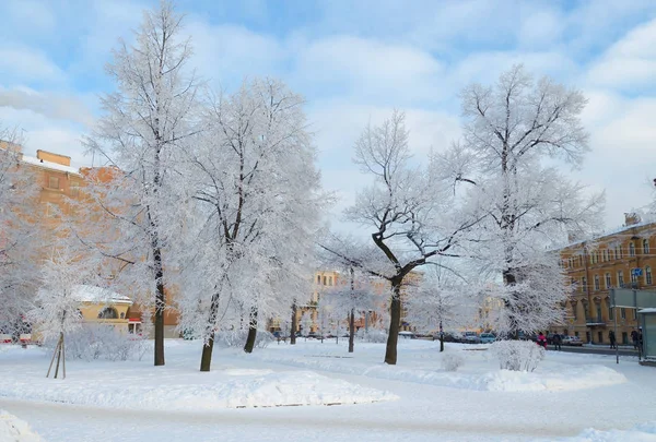 Снігова зима в місті на вулицях . — стокове фото