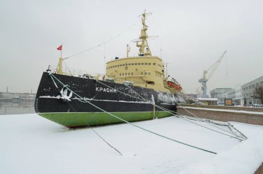 Buzkıran Krasin Neva'nın kıyısında.