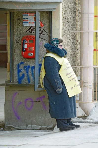 Αυτός λειτουργεί διαφήμιση παραγόντων. — Φωτογραφία Αρχείου