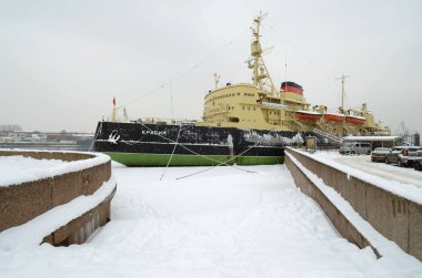 Buzkıran Krasin Neva'nın kıyısında.