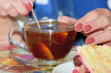 Bir fincan çay bir kadın şeker kneads..