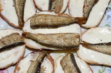 Eritilmiş peynir ve balık sandviç.