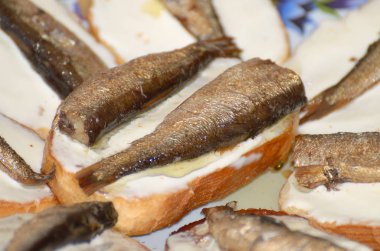 Eritilmiş peynir ve balık sandviç.