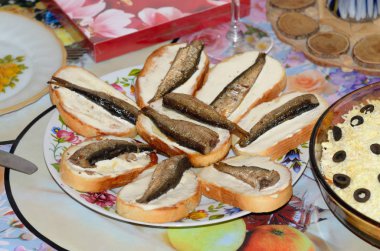 Eritilmiş peynir ve balık sandviç.