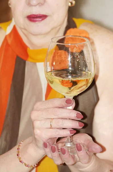 Женщина держит в руке бокал вина. . — стоковое фото