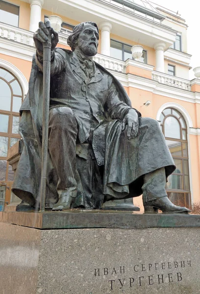 O monumento ao grande escritor russo I. S. Turgenev — Fotografia de Stock