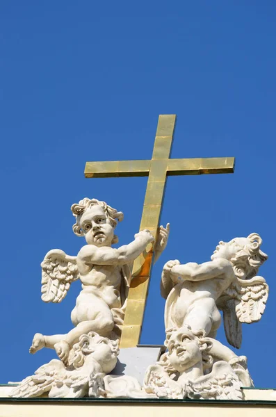 Dos ángeles con una cruz . —  Fotos de Stock