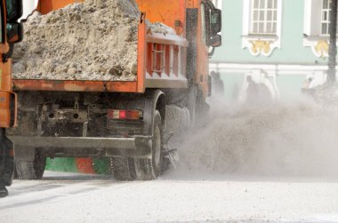 Sokaklarda kar temizleme araçları.