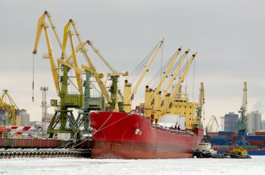 Kargo limanında doğal peyzaj.