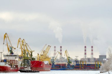 Kargo limanında doğal peyzaj.