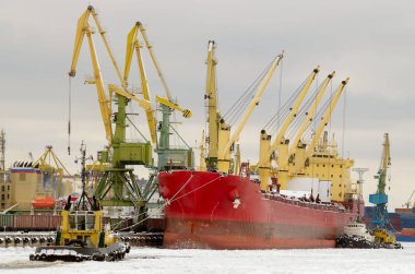 Kargo limanında doğal peyzaj.