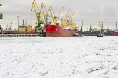 Kargo limanında doğal peyzaj.
