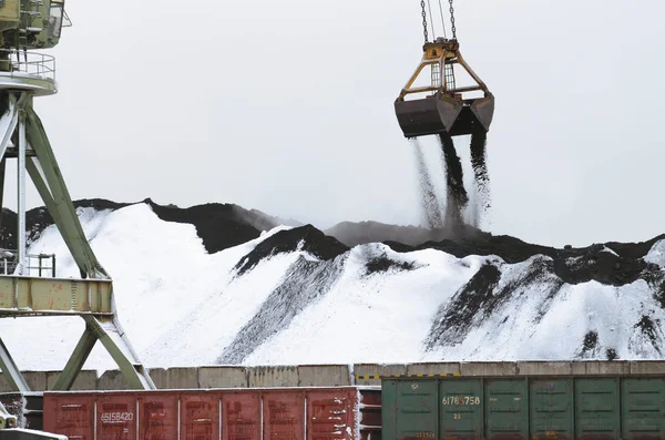 Розвантаження вугілля з залізничних вагонів . — стокове фото