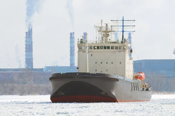 Eisbrecher im Hafen vor Anker. — Stockfoto