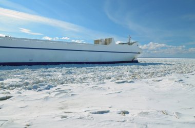 Büyük bir kargo gemisi..