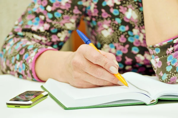 Mujer tomando notas en bloc de notas . — Foto de Stock