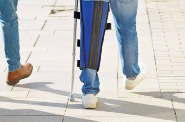 Ağrıyan bir bacak sarmak.