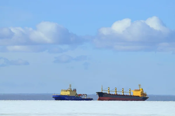 Dos barcos en el horizonte de la bahía . —  Fotos de Stock