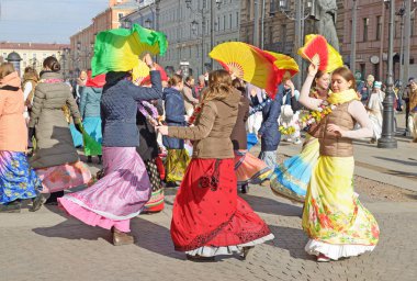 Lord Krishna'nın hayranları dans ve şarkı.