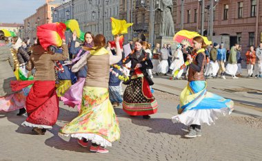 Lord Krishna'nın hayranları dans ve şarkı.