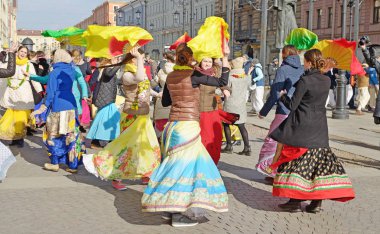 Lord Krishna'nın hayranları dans ve şarkı.