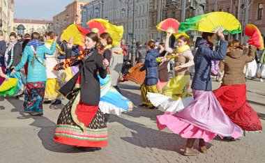 Lord Krishna'nın hayranları dans ve şarkı.