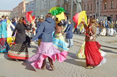 Lord Krishna'nın hayranları dans ve şarkı.