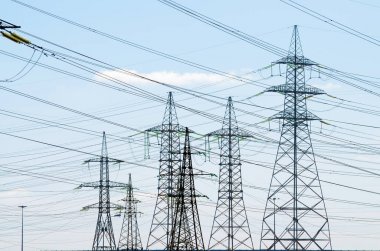 Elektrik geçerli iletim hattı.