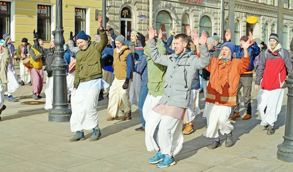 Lord Krishna'nın hayranları dans ve şarkı.